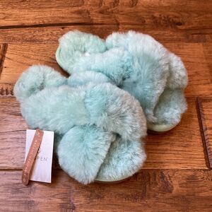 ASPEN Girl's Sheepskin Slippers Size Small New NWT